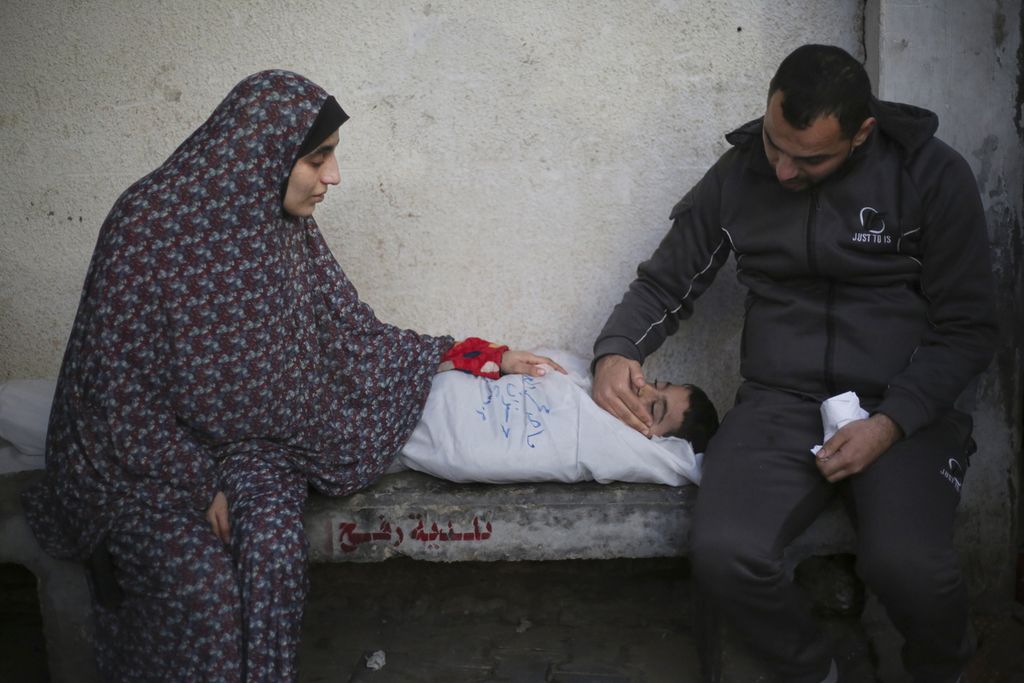 Seorang perempuan berduka di kamar mayat sebuah rumah sakit di Rafah, Jalur Gaza, 12 Februari 2024, atas kematian seorang anak yang terbunuh akibat pengeboman Israel di Jalur Gaza. 