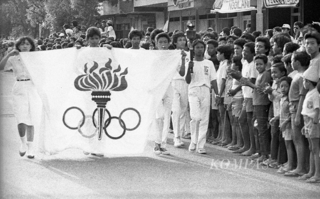 Duplikat bendera PON I Kamis (8/9/1983) tiba di Solo setelah diberangkatkan pagi hari dari Yogya. Di Solo bendera diarak di pusat kota Jalan Slamet Riyadi, sebelum dipertemukan dengan Api Abadi Mrapen.