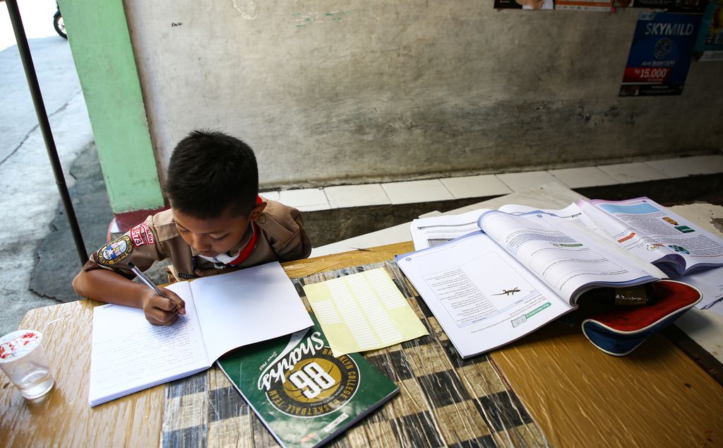 Syauhuki, siswa kelas empat SD Negeri Gandaria Utara 03, menyelesaikan tugas dalam pembelajaran jarak jauh saat sekolah ditutup sementara akibat pandemi Covid-19, di kawasan Kebayoran Baru, Jakarta Selatan, Rabu (23/9/2020). 
