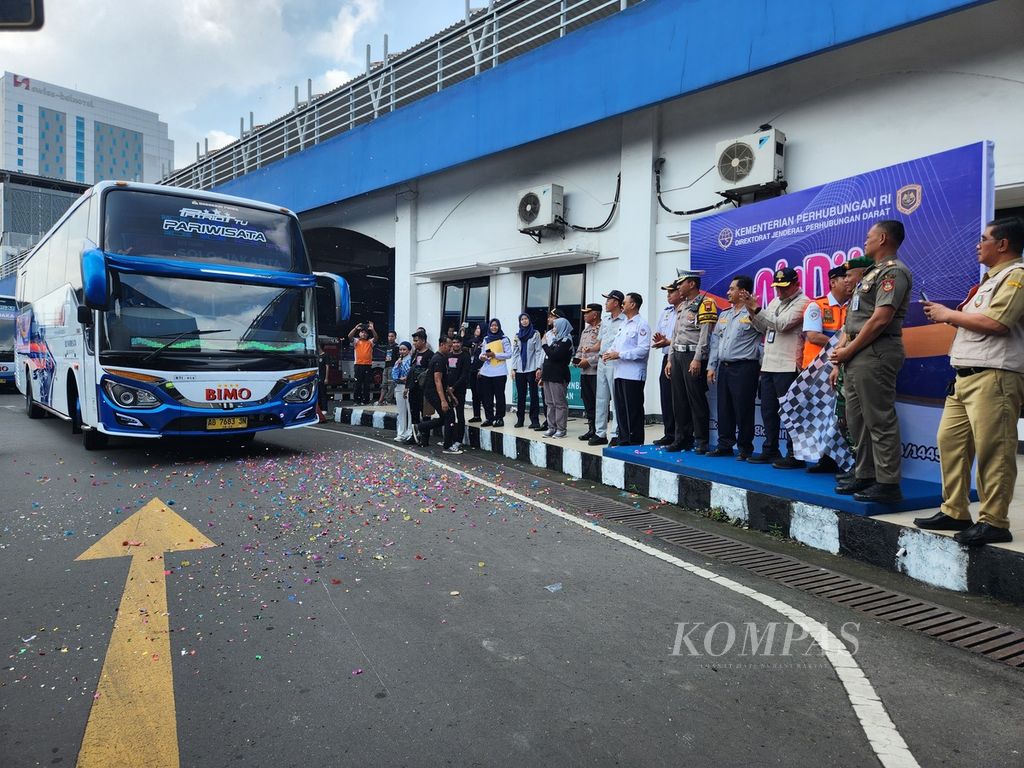 Bus angkutan &quot;balik gratis&quot; dari Kementerian Perhubungan diberangkatkan menuju Jakarta, di Terminal Tirtonadi, Kota Surakarta, Jawa Tengah, Senin (15/4/2024).