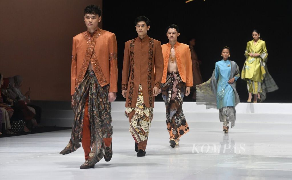 Model membawakan busana koleksi Poppy Dharsono x Pemerintah Kabupaten Garut yang mengangkat kreasi dari tenun sutra dan batik Garutan dalam Indonesia Fashion Week (IFW) 2023 di Jakarta Convention Center, Jakarta. 