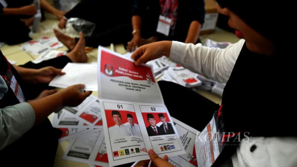 Tenaga kerja lepas menyelesaikan penyortiran dan pelipatan surat suara untuk pemilihan presiden pada Pemilu 2019 di Kantor KPU Jakarta Barat, Senin (18/2/2019). 