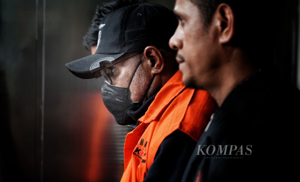 Penjabat Bupati Sorong Yan Piet Mosso yang ditangkap Komisi Pemberantasan Korupsi (KPK), di Gedung Merah Putih, KPK, Jakarta, Selasa (14/11/2023). 