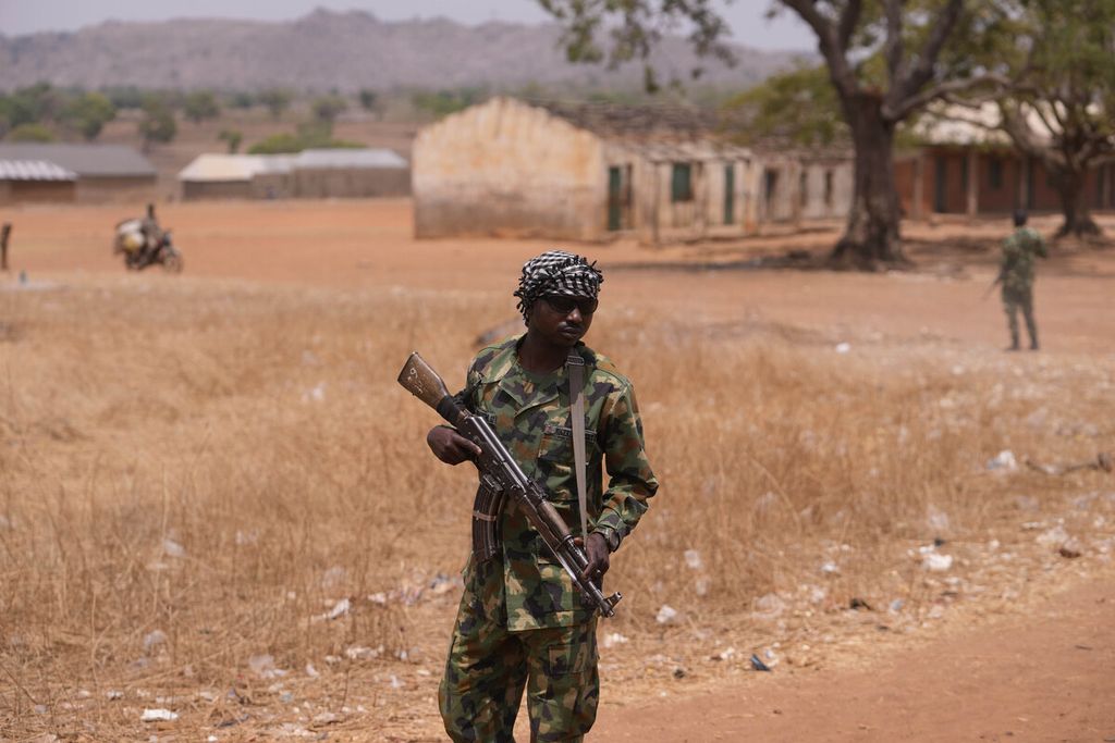 Tentara Nigeria berjaga di dekat kompleks Sekolah Dasar dan Menengah LEA di Desa Kuriga, Negara Bagian Kaduna, Nigeria, Sabtu (9/3/2024).  
