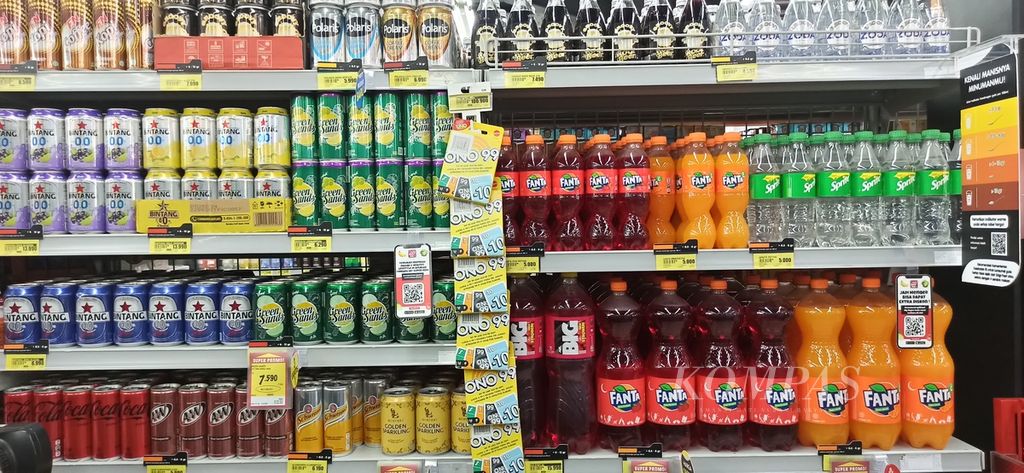 Sejumlah produk minuman berpemanis dalam kemasan dipajang di sebuah gerai swalayan, Tangerang, Banten, Kamis (26/1/2023). 