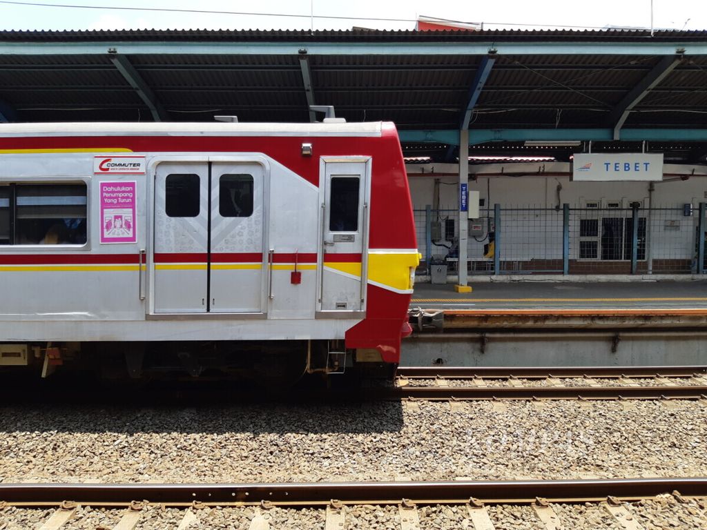 Kereta rel listrik <i>commuter line</i> arah Depok tiba di Stasiun Tebet, Jumat (15/3/2019).