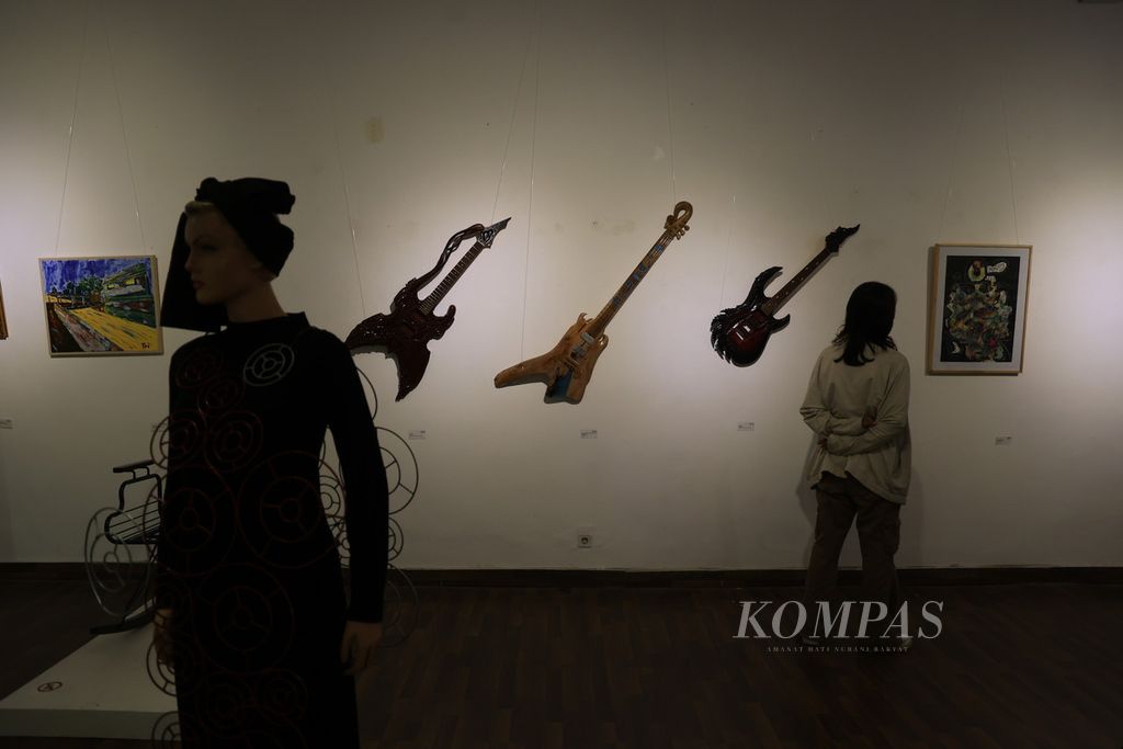 Pengunjung melihat karya yang ditampilkan dalam pameran Recovery: Art for a Better Life di Gedung RJ Katamsi Institut Seni Indonesia (ISI) Yogyakarta, Sewon, Bantul, DI Yogyakarta, Jumat (3/6/2022). 