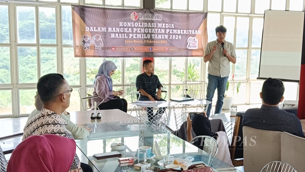 Kegiatan bertajuk "Konsolidasi Media Dalam Rangka Penguatan Pemberitaan Hasil Pemilu 2024" oleh Bawaslu Jawa Barat diikuti perwakilan media massa dan lembaga pemantau pemilu, di Kota Bandung, Jumat (9/2/2024).  