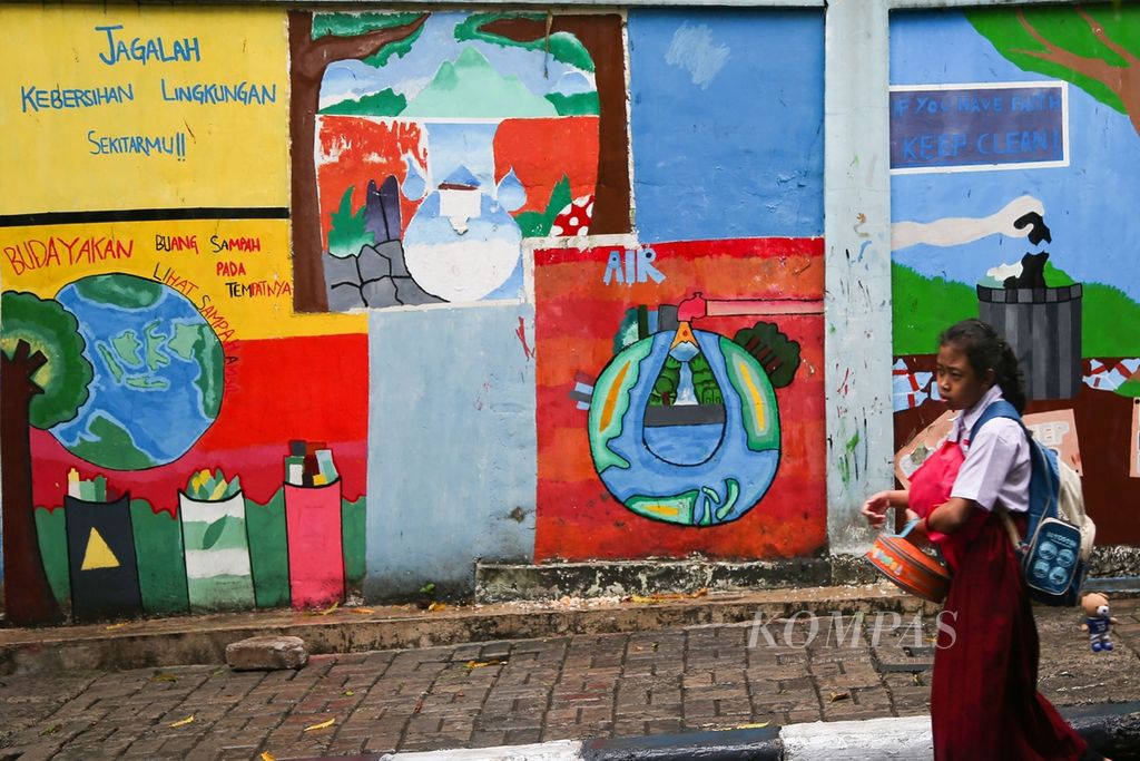 Mural bertema kebersihan lingkungan terpampang di sebuah tembok di Jalan Caringin Timur, Jakarta Selatan, Selasa (26/11/2019). Kampanye kepedulian terhadap lingkungan terus digemakan masyarakat sebagai bentuk kesadaran menjaga bumi dari kerusakan akibat ulah manusia. 