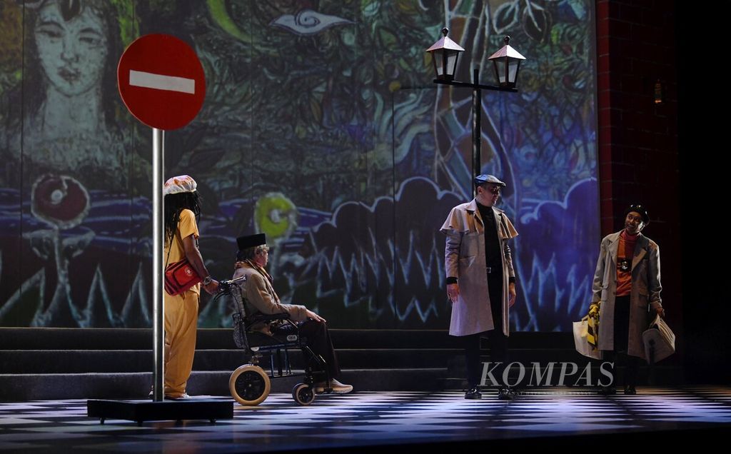 Aktor Butet Kartaredjasa tampil bersama komedian Cak Lontong dan Akbar dalam pementasan Indonesia Kita berjudul "Orang-Orang Berbahaya" di Teater Besar, Taman Ismail Marzuki, Jakarta Pusat, Kamis (17/11/2022) malam. Pementasan tersebut merupakan pertunjukan Indonesia Kita yang ke-38. 
