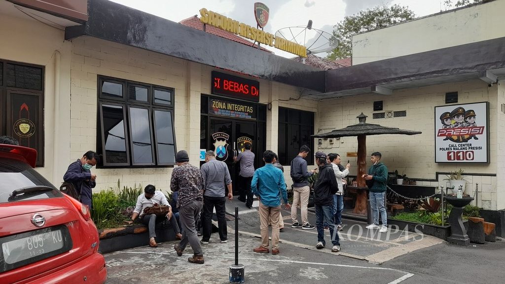 Beberapa keluarga korban tragedi Kanjuruhan didampingi kuasa hukum dan Lembaga Perlindungan Saksi dan Korban tengah menunggu di luar ruang pemeriksaan di Polres Malang, Jawa Timur, Senin (24/10/2022)