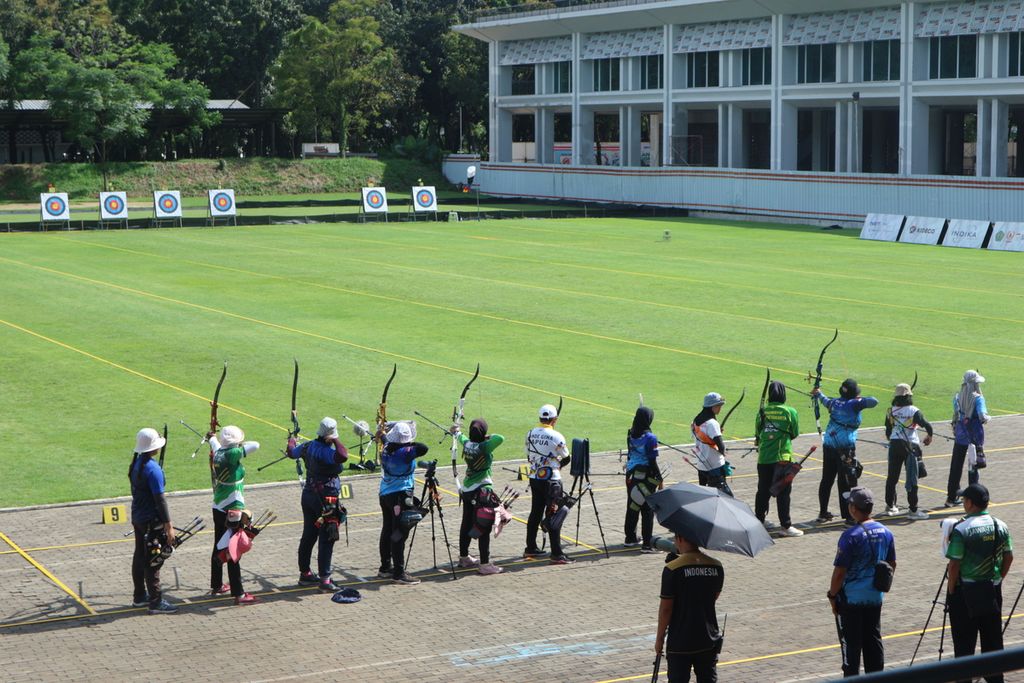 Para pemanah di nomor <i>recurve</i> putri 70 meter dalam seleknas panahan yang diadakan Perpani di Lapangan Panahan Gelora Bung Karno, Kamis (9/3/2023).
