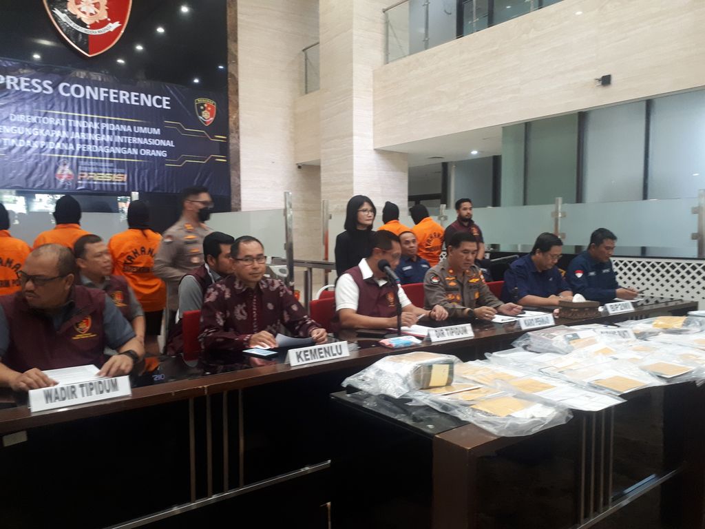 Sejumlah tersangka yang semuanya mengenakan atasan warna oranye dihadirkan dalam konferensi pers tindak pidana perdagangan orang di Mabes Polri, Jakarta, Selasa (4/4/2023).