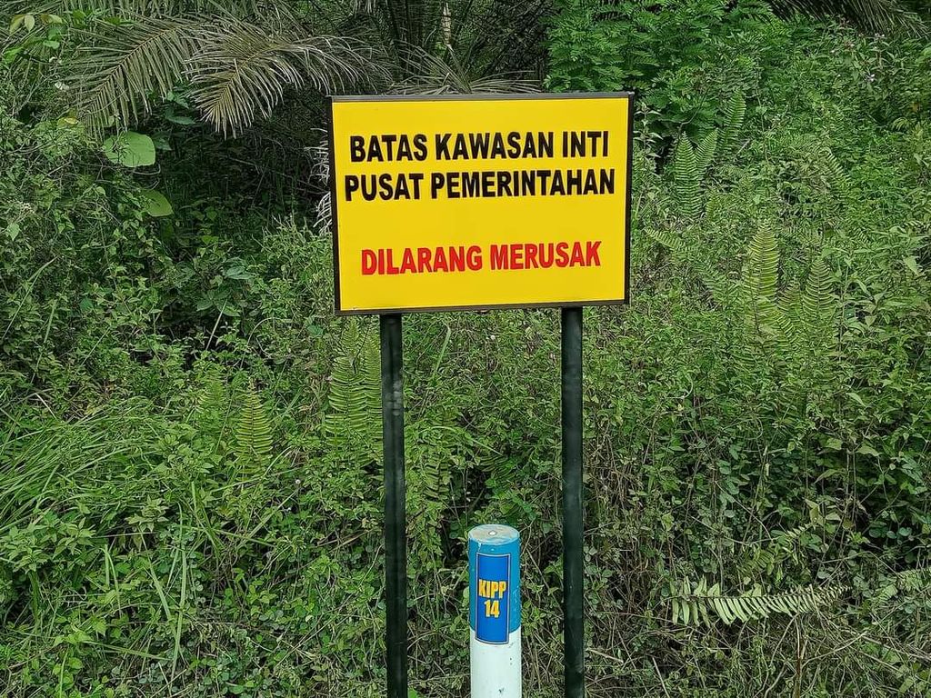 Patok dan papan imbauan yang menandai kawasan inti pusat pemerintahan atau KIPP IKN Nusantara terpampang di Kecamatan Sepaku, Penajam Paser Utara, Kalimantan Timur, Rabu (16/2/2022).