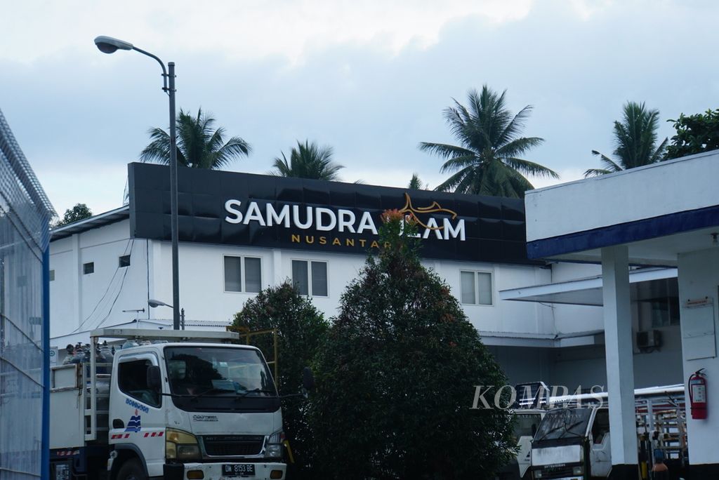 Fasad pabrik PT Samudera Ulam Nusantara, pabrik pengolahan tuna beku di Sagerat, Bitung, Sulawesi Utara, pada Minggu (10/9/2023) sore. Sebanyak 42 karyawati diduga mengalami keracunan gas pada Sabtu (9/9/2023), dan kini perusahaan tersebut sedang menjalani investigasi forensik.