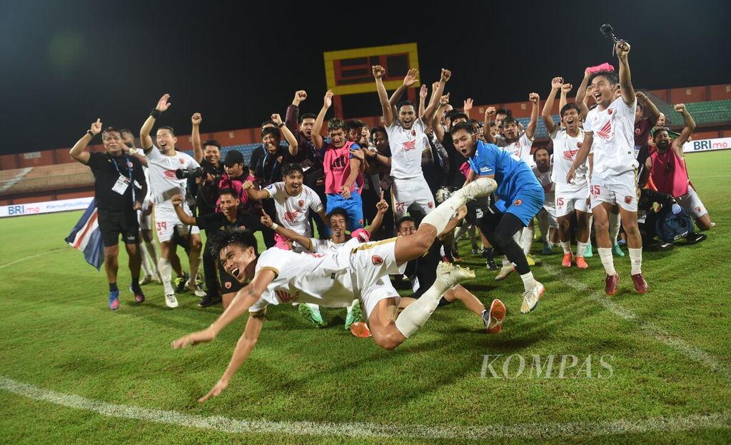 Pemain dan ofisial PSM Makassar merayakan keberhasilan mereka menjuarai BRI Liga 1 2022-2023 di Stadion Gelora Ratu Pamelingan, Pamekasan, Jawa Timur, Sabtu (31/3/2023).