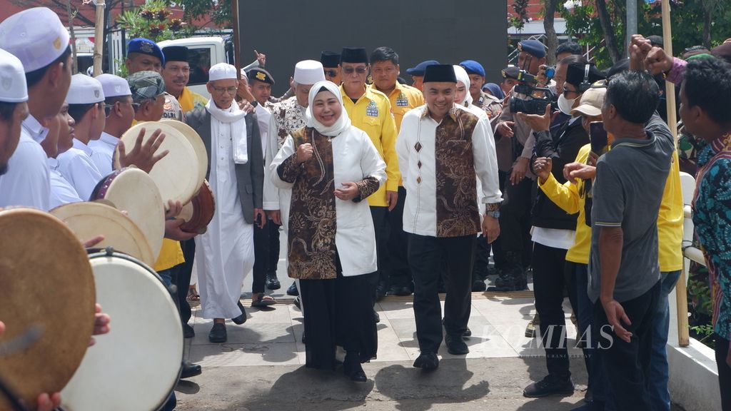 Bakal pasangan calon gubernur dan wakil gubernur Kalimantan Selatan, Raudatul Jannah (kiri) dan Akhmad Rozanie Himawan Nugraha (kanan), berjalan menuju Kantor Komisi Pemilihan Umum Provinsi Kalsel di Banjarmasin, Rabu (28/8/2024).