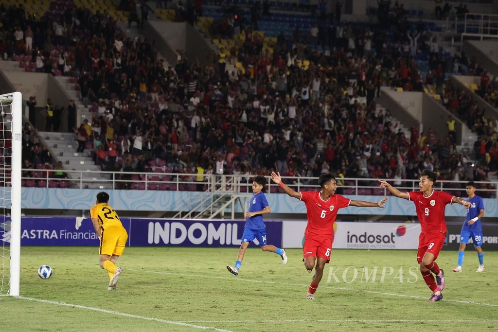 Pemain Indonesia U-16, Evandra (6), merayakan gol ke gawang Singapura pada Piala AFF U-16 di Stadion Manahan, Surakarta, Jawa Tengah, Jumat (21/6/2024). Indonesia menang dengan skor 3-0.