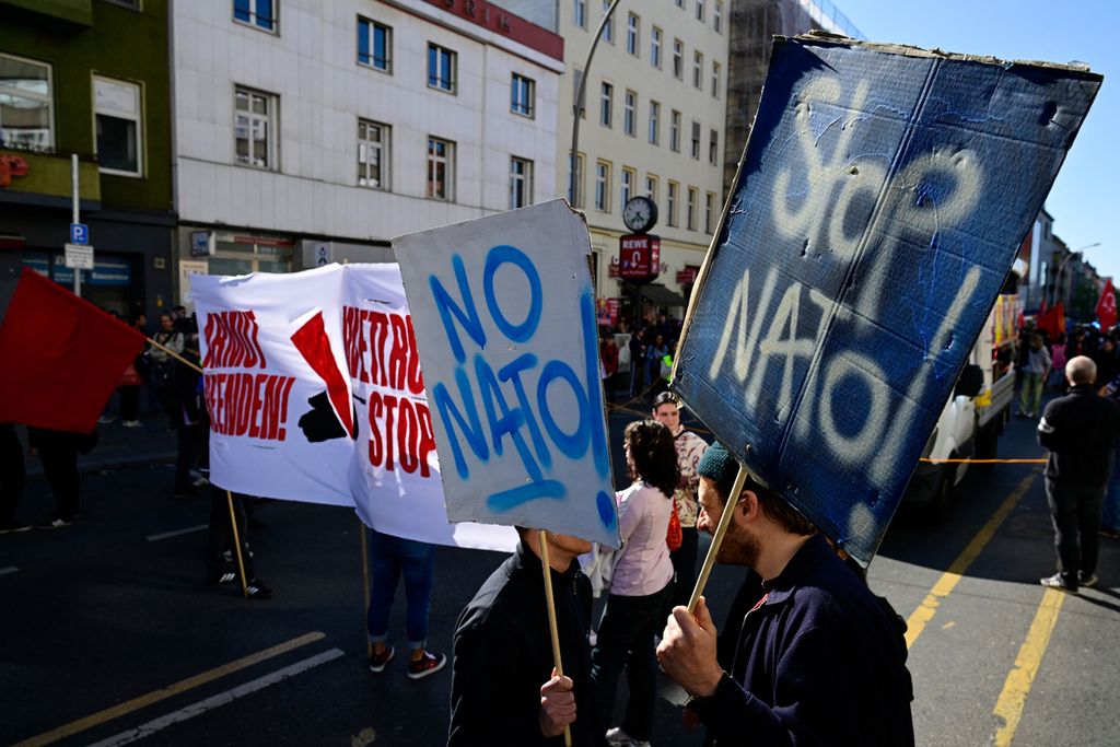 Pengunjuk rasa menyuarakan penolakan terhadap NATO dalam demonstrasi anti-kapitalisme, di Berlin, Jerman, 30 April 2023. 