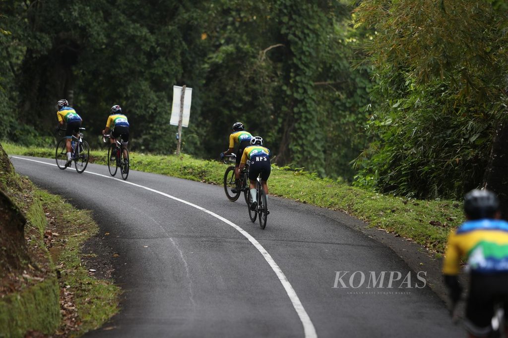 Peserta balap sepeda Cycling de Jabar 2022 menaklukkan tanjakan untuk menyelesaikan etape 1 sejauh 150 kilometer, Sabtu (27/8/2022). Etape 1 ini dimulai dari Pantai Palangpang, Kawasan Geopark Ciletuh, Kecamatan Ciemas, Kabupaten Sukabumi, Jawa Barat, dan finis di Karang Potong, Cianjur. 