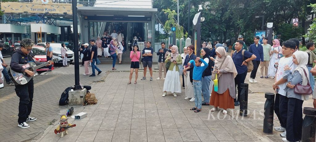 Atraksi seni jalanan ikut meramaikan kawasan Blok M, Jakarta Selatan. 