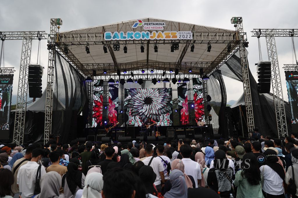 Penonton menikmati penampilan musisi Adhitia Sofyan dalam pertunjukan musik Balkonjazz Festival 2022 di Balkondes Karangrejo, Borobudur, Magelang, Jawa Tengah, Sabtu (14/5/2022). Gelaran Balkonjazz kedua ini menampilkan sejumlah artis seperti Kahitna, Pamungkas, dan Rendy Pandugo. Perhelatan ini digelar antara lain untuk membangkitkan kembali perekonomian masyarakat setempat sekaligus mempromosikan Candi Borobudur sebagai salah satu dari lima Destinasi Super Prioritas Indonesia.