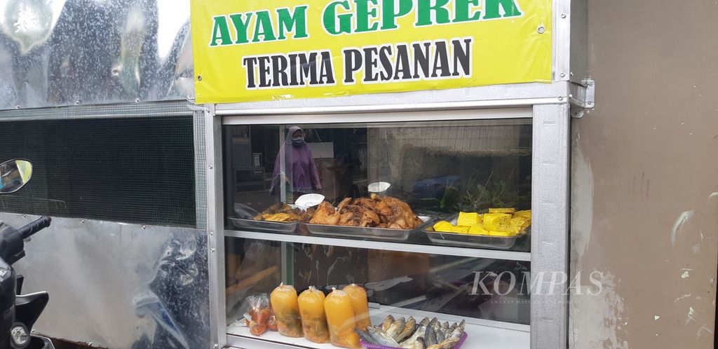 Pedagang ayam geprek di Jakarta Timur, Senin (21/2/2022). Tahu dan tempe masih tersedia sementara waktu. Sementara itu, selama tiga hari selama 21-23 Februari, pedagang tahu tempe di Jakarta tidak akan berjualan menyusul mogoknya perajin tahu tempe.
