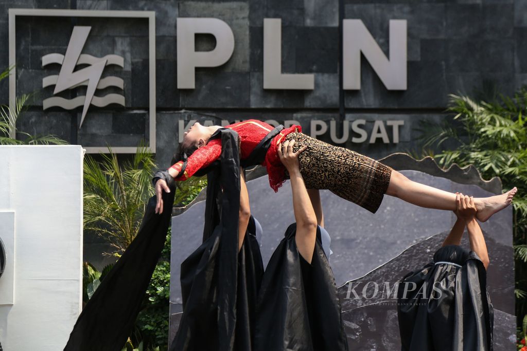 Aksi teatrikal yang dilakukan peserta aksi di Jalan Sunan Ampel, Jakarta, Kamis (26/10/2023), sebagai seruan  kepada PT Perusahaan Listrik Negara (Persero) untuk tidak membatasi kapasitas pemasangan surya atap bagi masyarakat.  
