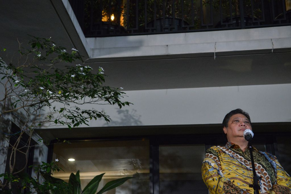 Ketua Umum Partai Golkar Airlangga Hartarto memberikan keterangan kepada wartawan di rumah dinas Airlangga, Jalan Widya Chandra III, Jakarta, Kamis (27/4/2023). 