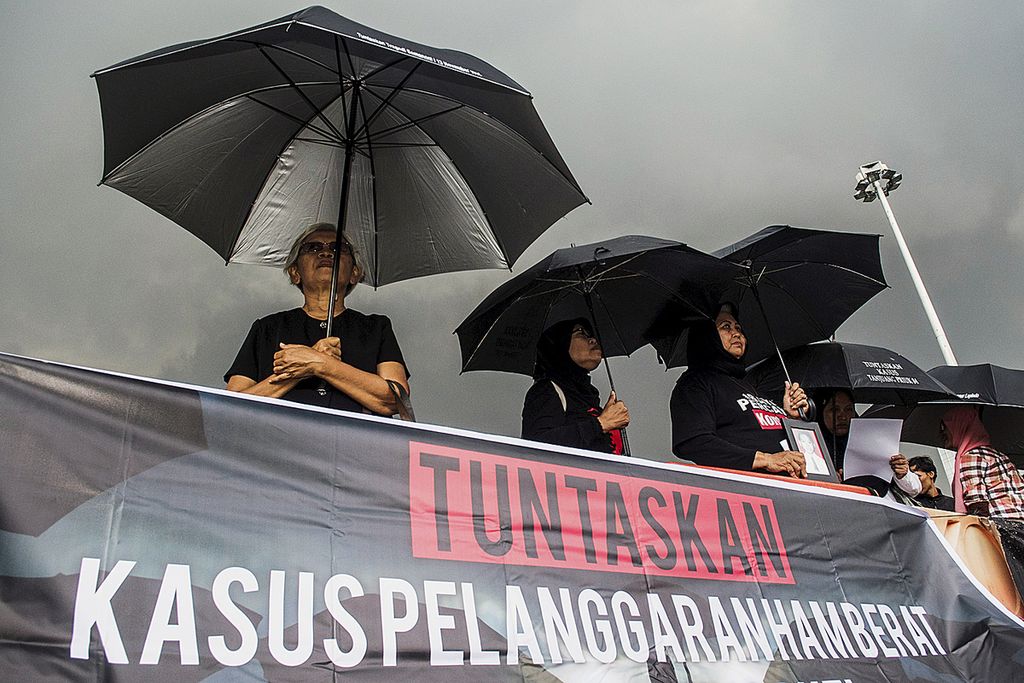 Aktivis Jaringan Solidaritas Korban untuk Keadilan menggelar aksi Kamisan ke 471 di depan Istana Merdeka, Jakarta, Kamis (8/12/2016).