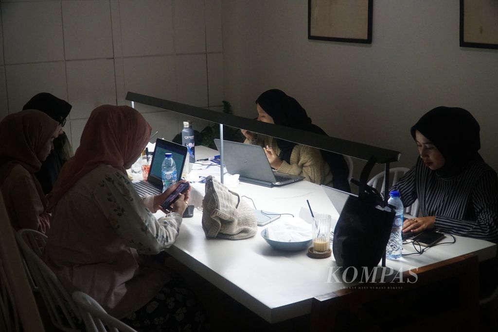 Para pengunjung beraktivitas di ruang kerja bersama (<i>co-working space</i>) yang disediakan Cafe Merjer di Kota Padang, Sumatera Barat, Rabu (24/4/2024). 