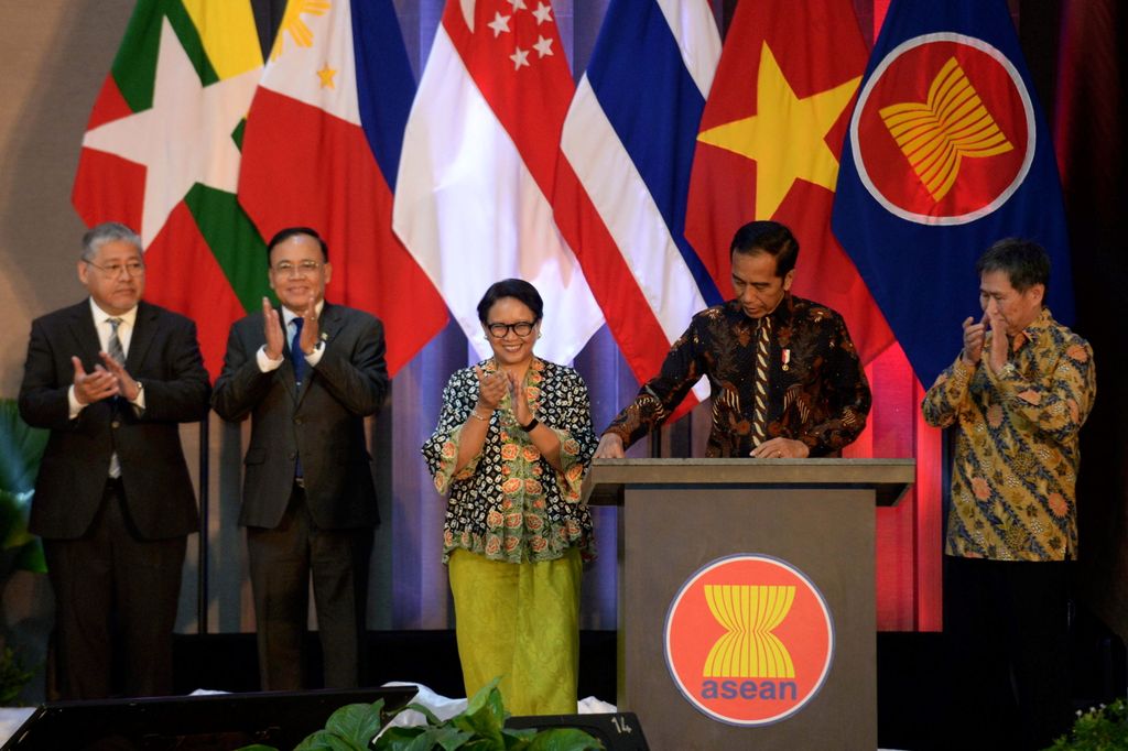 Presiden Joko Widodo didampingi Menteri Luar Negeri Retno Marsudi dan Sekjen ASEAN Lim Jock Hoi meresmikan Gedung Sekretariat ASEAN di kawasan Kebayoran Baru, Jakarta Selatan, Kamis (8/8/2019).