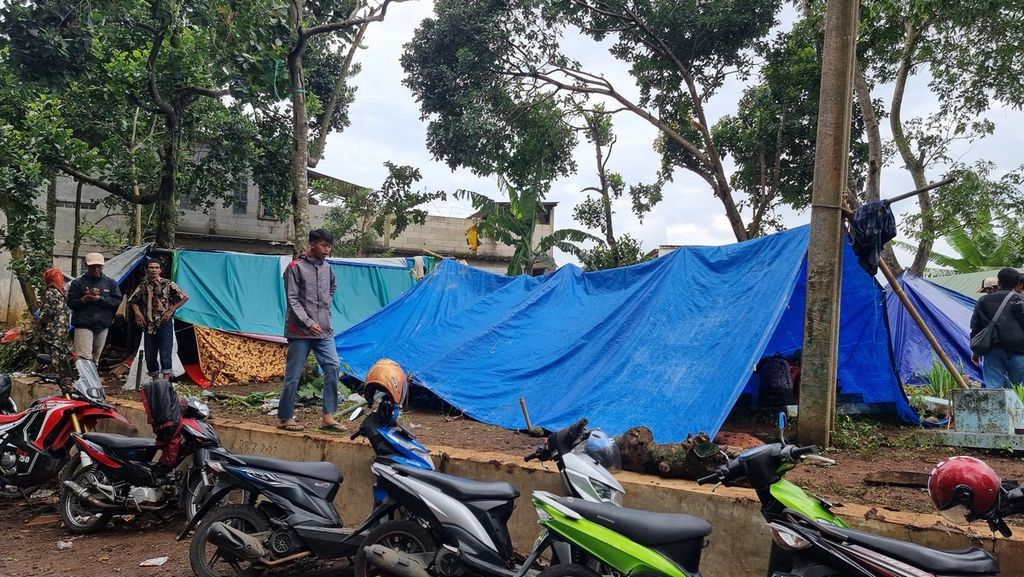 Sejumlah tenda darurat yang digunakan warga Kampung Rawacina, Kecamatan Cianjur, Cianjur, Jabar, berdiri di atas area pekuburan, Rabu (23/11/2022).