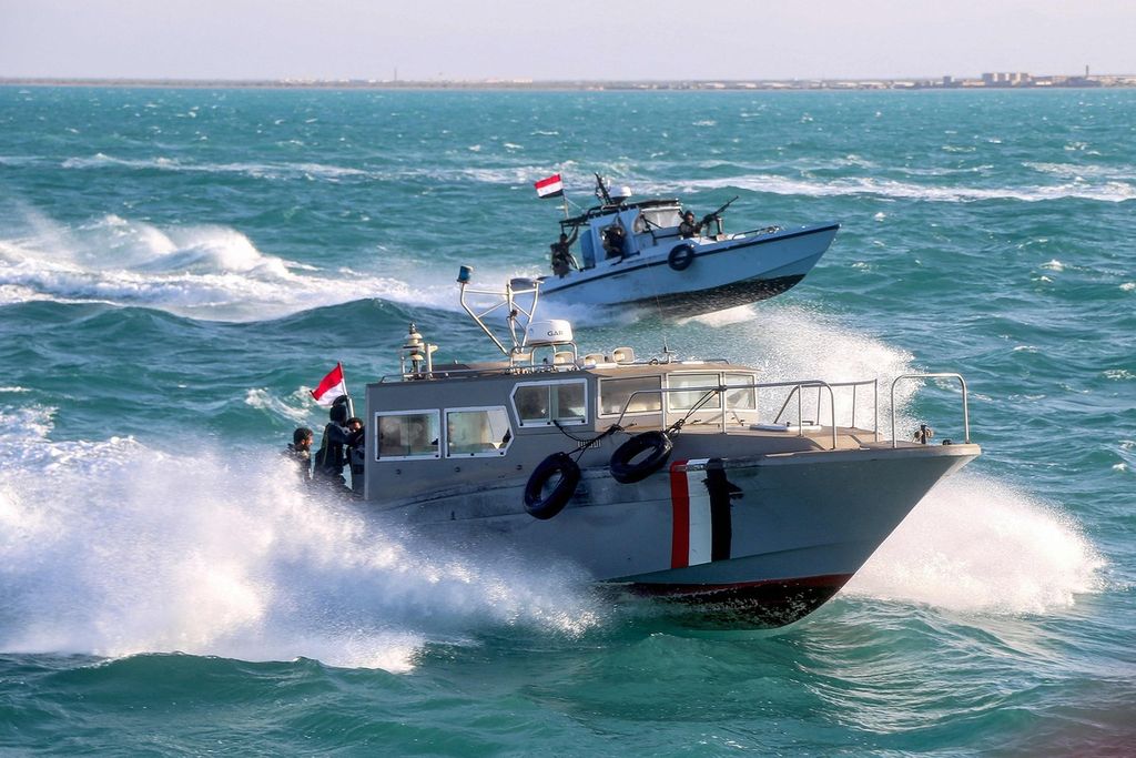Pasukan Penjaga Pantai Yaman berpatroli dengan kapal cepat di sekitar Mokha yang dekat dengan Selat Bab al-Mandeb yang menjadi jalur perdagangan utama dunia di Laut Merah. 
