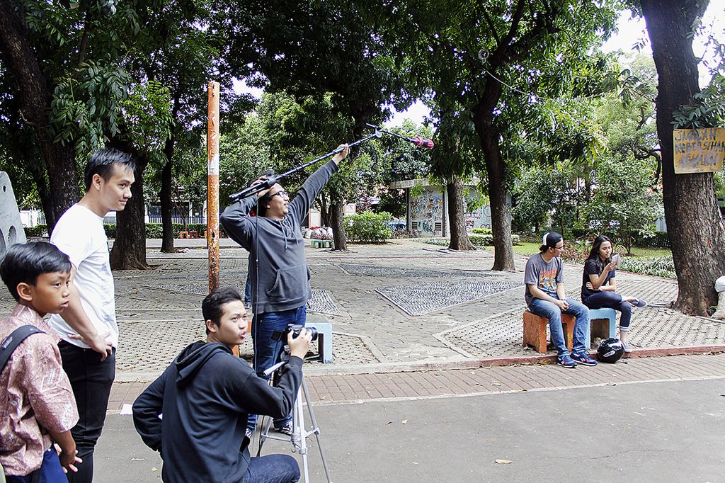 Komunitas sinematografi Spasikosong Universitas Bina Nusantara sedang merekam adegan untuk keperluan film mereka. Komunitas sinematografi di kampus tumbuh subur seiring perkembangan teknologi yang semakin memudahkan produksi film.