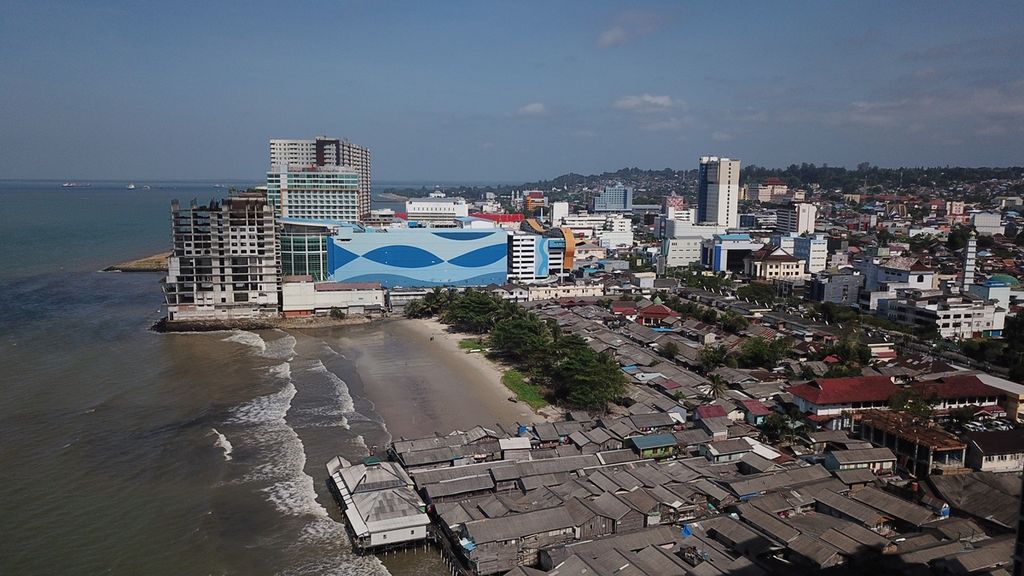 The coastal landscape of Balikpapan City, East Kalimantan, on Thursday (29/8/2019). Balikpapan is a city with complete facilities that is closest to the national capital.