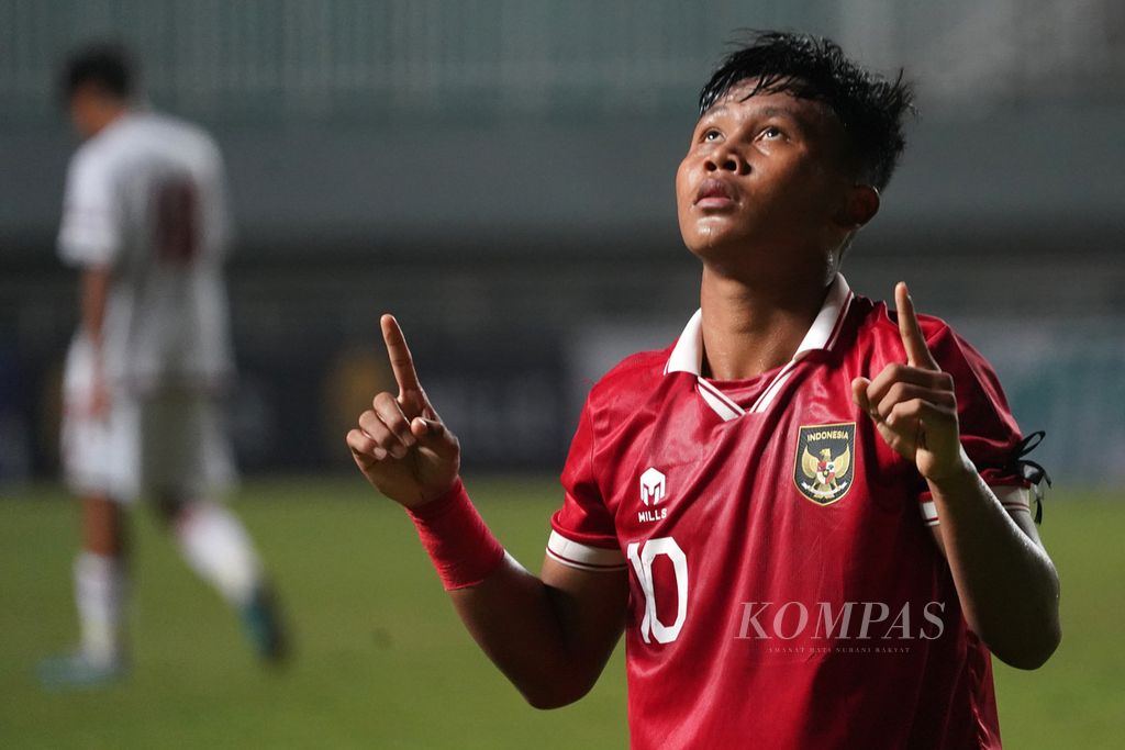 Sayap serang tim Indonesia U-17 Muhammad Nabil Asyura merayakan gol pertama timnya ke gawang Uni Emirat Arab U-17 pada laga Grup B Kualifikasi Piala Asia U-17 di Stadion Pakansari, Kabupaten Bogor, Jawa Barat, Rabu (5/10/2022). 