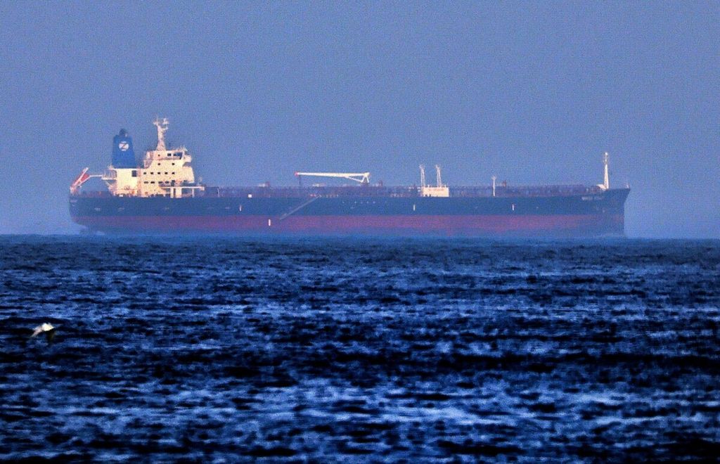 Dalam foto yang diambil 3 Agustus 2021 ini terlihat tanker milik Jepang terkait Israel, MT Mercer Street, di Pelabuhan Fujairah, Uni Emirat Arab. Pada 29 Juli 2021, dua kru MT Mercer Street tewas akibat diperkirakan serangan <i>drone </i>di perairan Oman. Israel menuding Iran berada di balik serangan <i>drone </i>tersebut. 