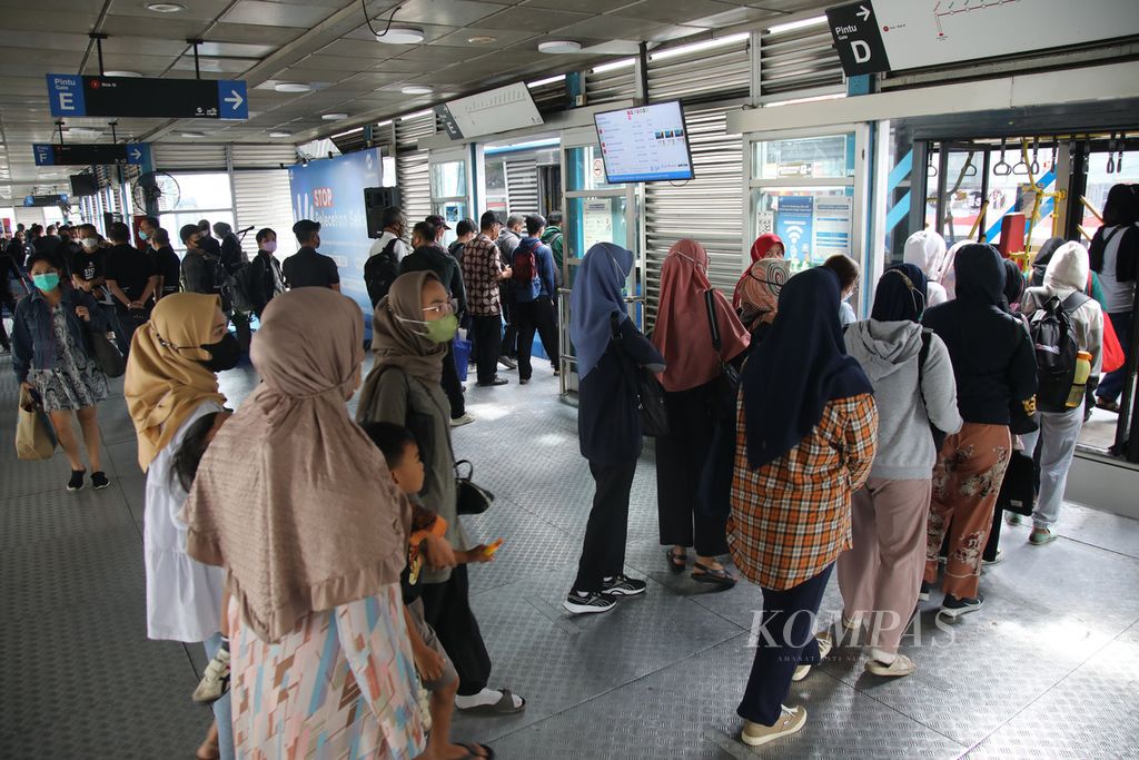 Penumpang bus Transjakarta di halte Transjakarta Harmoni, Jakarta, Jumat (5/8/2022). 