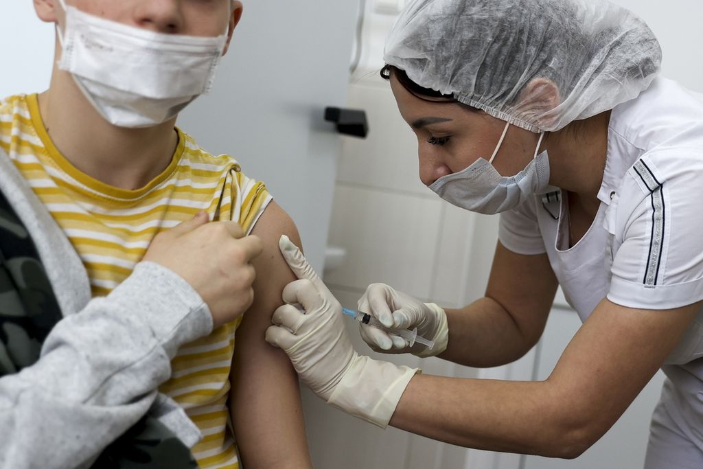 Seorang remaja menerima satu dosis vaksin Sputnik M (Gam-COVID-Vac-M) di pusat vaksinasi di Krasnodar, Russia, Jumat (28/1/2022).