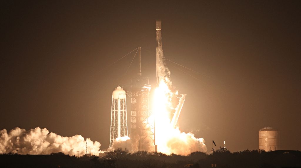 Roket SpaceX, Falcon 9, lepas landas dari landasan peluncuran LC-39A di Kennedy Space Center dengan misi pendarat bulan Nova-C Intuitive Machines, di Cape Canaveral, Florida, AS, Kamis (15/2/2024). Misi IM-1 ini merupakan bagian dari program Layanan Muatan Bulan Komersial (CLPS) NASA untuk memahami lebih banyak tentang permukaan Bulan menjelang misi Artemis yang akan datang. 