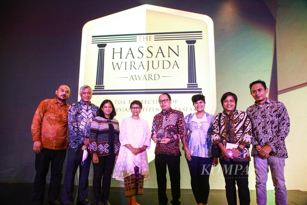  Desk Internasional Harian <i>Kompas</i> menerima Hassan Wirajuda Pelindungan WNI Award 2022 kategori jurnalis/media pada malam penganugerahan di Jakarta, Senin (9/1/2023). Penghargaan tersebut disampaikan Menteri Luar Negeri Retno Marsudi (keempat dari kiri) dan diterima Pemimpin Redaksi Harian <i>Kompas </i>Sutta Dharmasaputra (kelima dari kiri) dan para anggota Desk Internasional Harian <i>Kompas</i>.