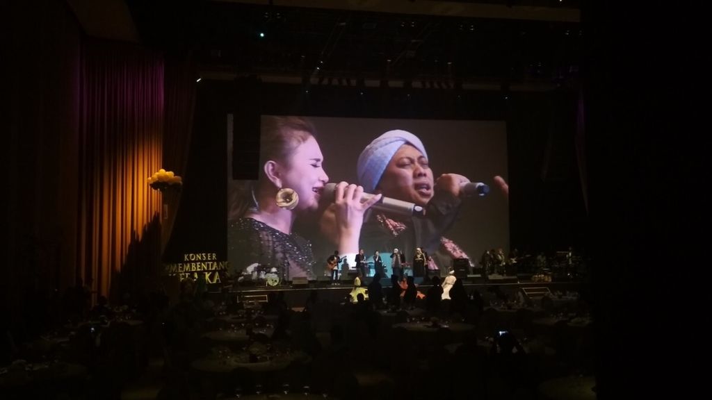 Duet penyanyi Rossa dan Opick memeriahkan acara Konser Membentang Kebaikan, di Djakarta Theater, Jakarta Pusat (9/7/2018). 