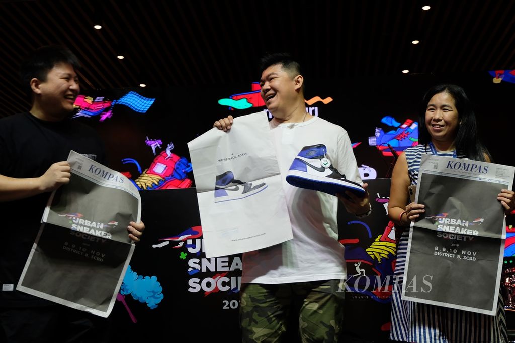 Henry Setiawan (tengah), seorang wiraswasta asal Surabaya, Jawa Timur, memenangi undian atau <i>raffle</i> sepatu Nike Air Jordan 1 Fragment di Jakarta, Minggu (10/11/2019). Undian ini merupakan hasil kerja sama harian <i>Kompas</i> dengan penyelenggara Urban Sneaker Society 2019. 