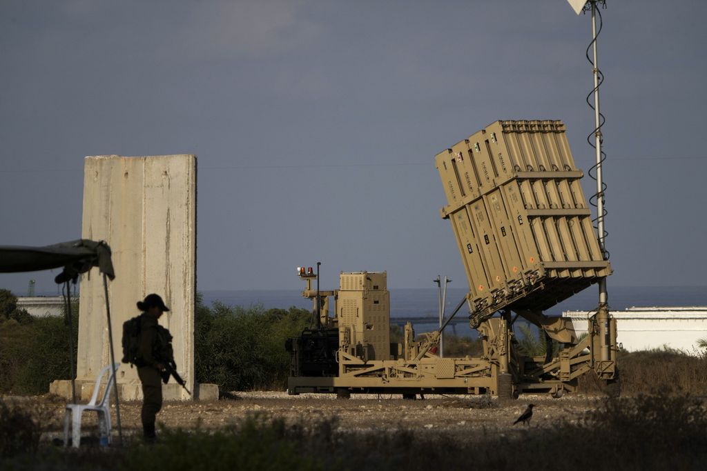 Baterai sistem rudal pertahanan Iron Dome Israel yang dikerahkan untuk mencegat roket di Ashkelon, Israel selatan, 7 Agustus 2022. Serangan yang datang dari <i>drone</i> dan rudal balistik Iran pada Minggu (14/4/2024) menimbulkan gejolak di perekonomian global.