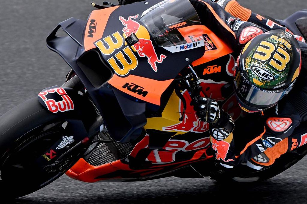 Pebalap Red Bull KTM Factory Racing Brad Binder beraksi di atas sadel motornya saat kualifikasi MotoGP seri Australia di Sirkuit Phillip Island, Sabtu (21/10/2023).