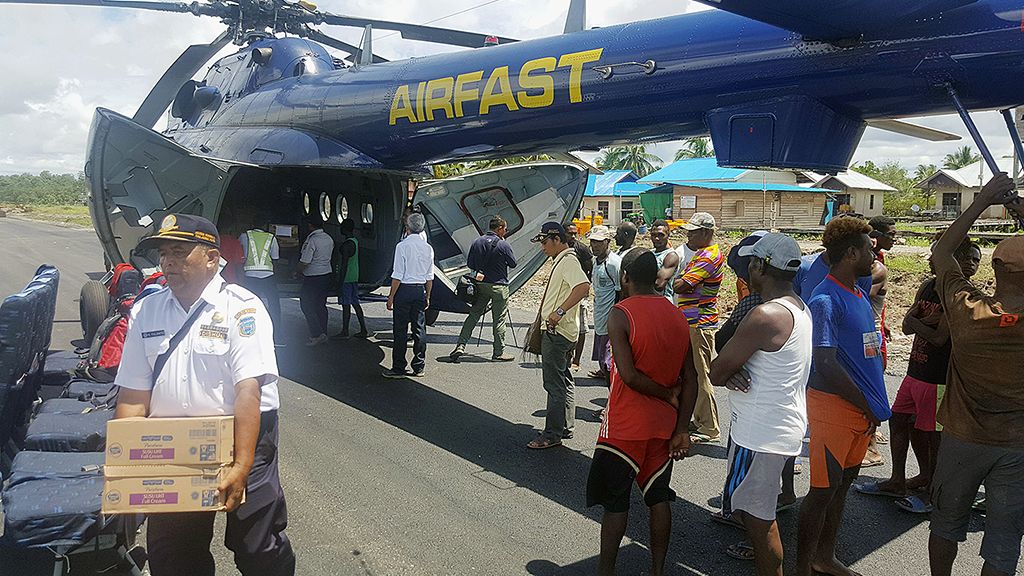 Bantuan dari Dana Kemanusiaan Kompas yang diangkut menggunakan helikopter Airfast tiba di gudang bantuan bencana campak di Distrik Agats, Kabupaten Asmat, Papua, Rabu (17/1) ).