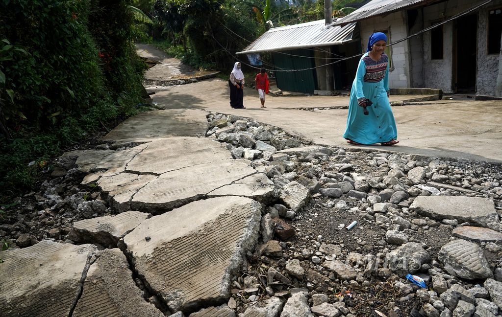 Ilustrasi-Kondisi jalan beton Kampung Curug, Desa Bojong Koneng, Kecamatan Babakan Madang, Kabupaten Bogor, Jawa Barat, yang rusak akibat tanah bergerak, Rabu (21/9/2022). 