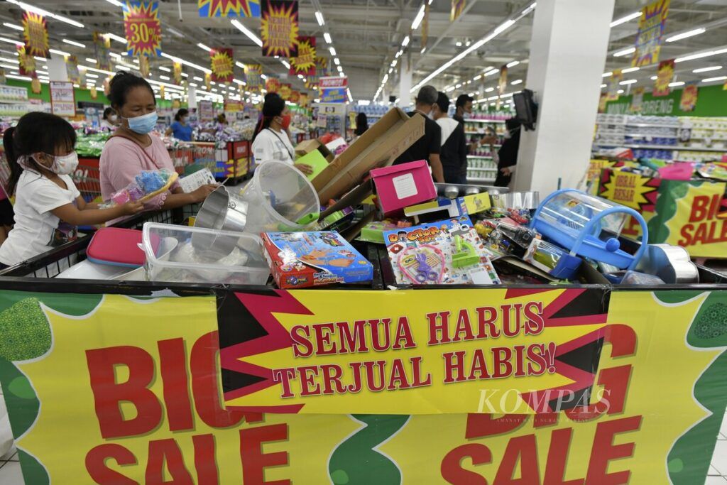 Pengunjung memilih sejumlah barang saat berbelanja di gerai hipermarket Giant Ekstra Alam Sutera, Tangerang Selatan, Minggu (30/5/2021).