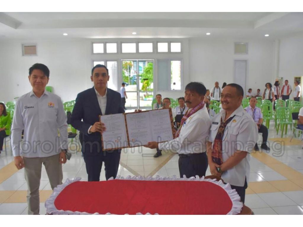 Momen seusai penandatanganan nota kesepahaman proyek <i>sea water reverse osmosis</i> di Kota Kupang, Nusa Tenggara Timur, Rabu (11/1/2023).
